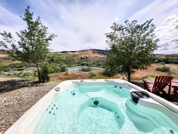 Outdoor spa tub - Cozy Cabin -HotTub River Front (Buhl)