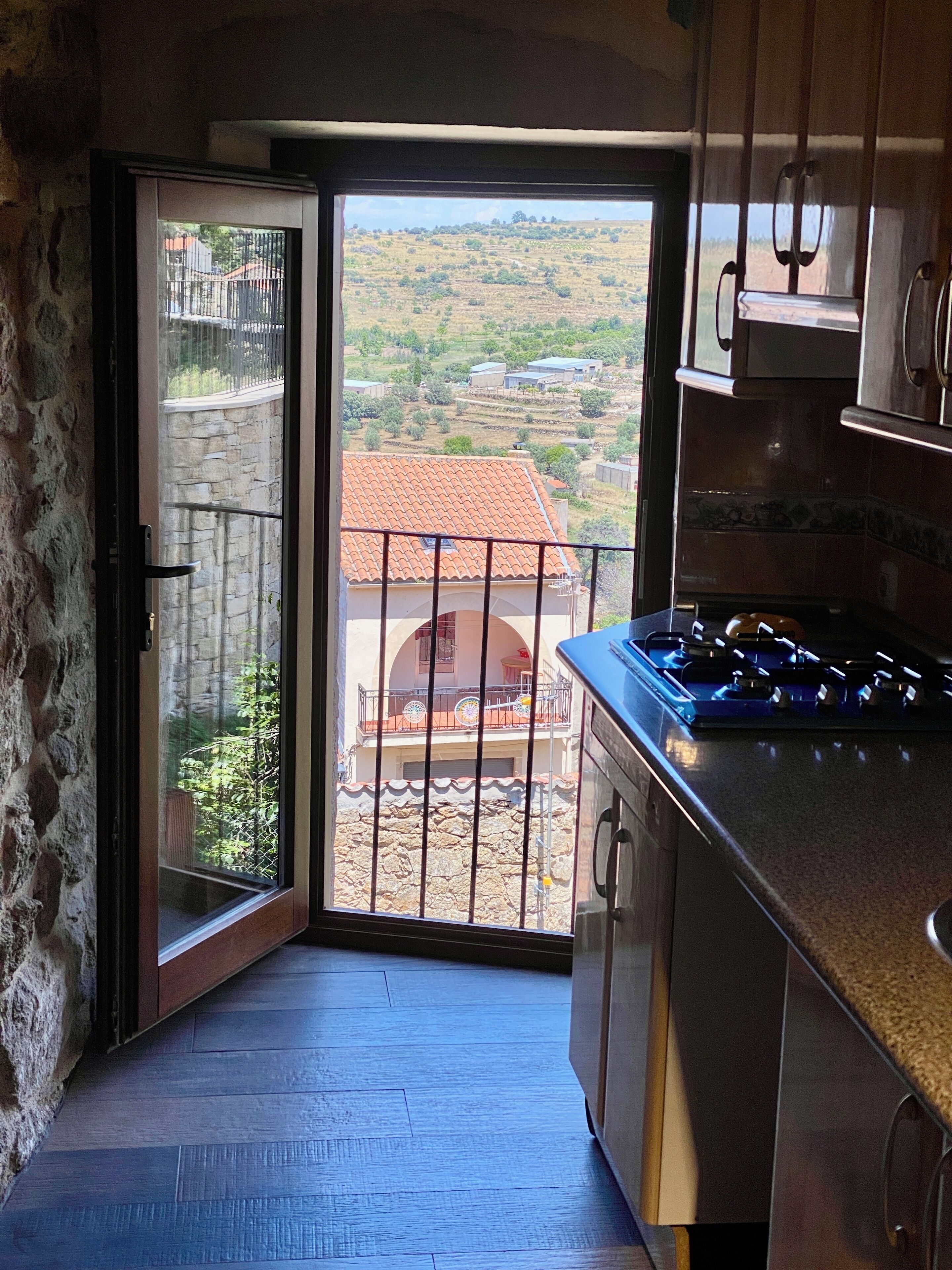 Een koelkast, een magnetron, een kookplaat