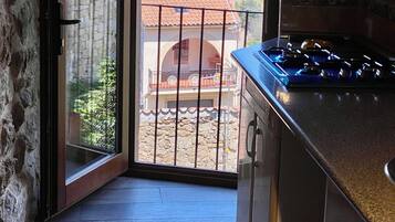 Een koelkast, een magnetron, een kookplaat