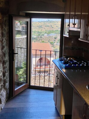 Refrigerador, microondas, parrilla de estufa y cafetera y tetera 