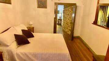 3 chambres, fer et planche Ă repasser, draps fournis