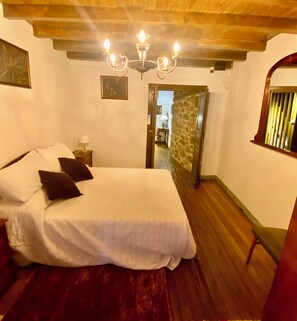 3 habitaciones, tabla de planchar con plancha y ropa de cama 