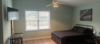 Cozy 1-bedroom studio getaway