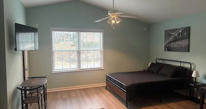 Cozy 1-bedroom studio getaway