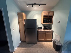 Kühlschrank, Mikrowelle, Herdplatte, Wasserkocher mit Kaffee-/Teezubehör