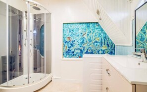 Shower, hair dryer - Dépendance de charme près de la mer (Baden)