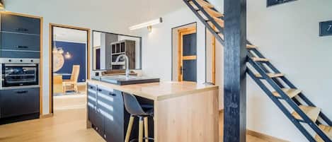 Kühlschrank, Mikrowelle, Ofen, Herdplatte