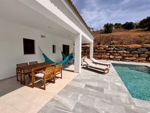 Outdoor dining - Casa Rosa, Sierra de Cadiz (El Gastor)
