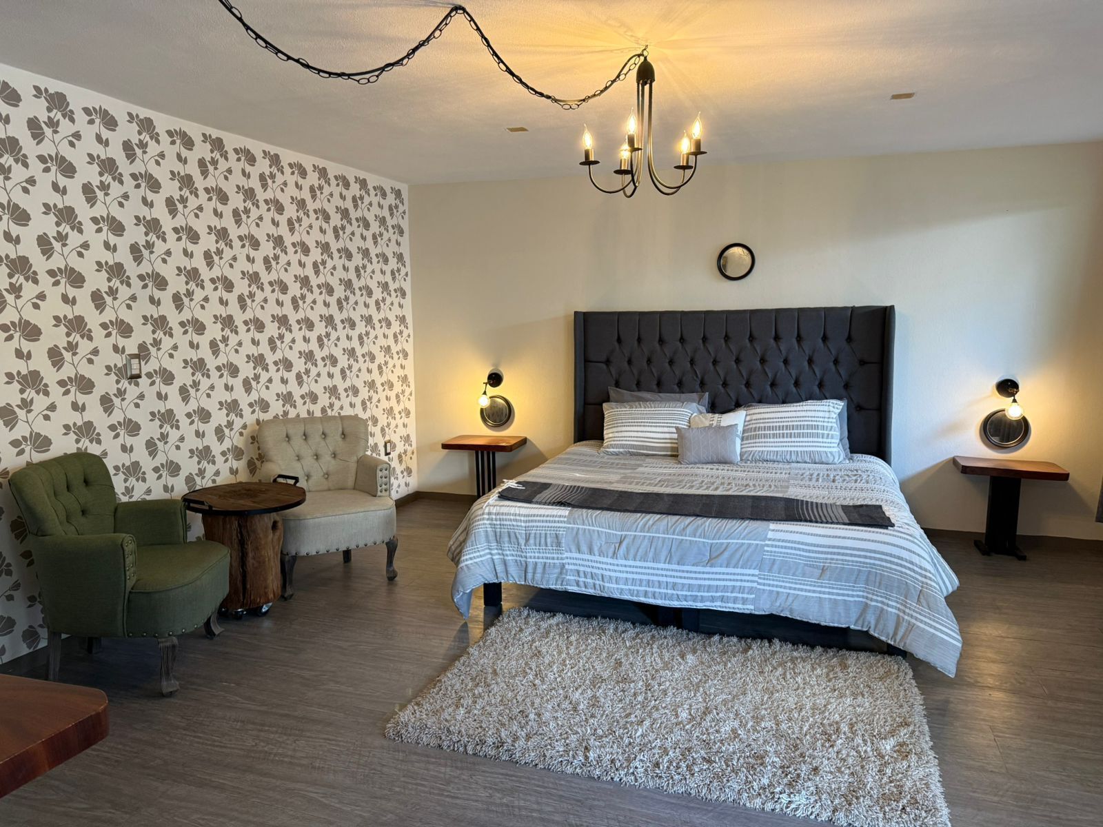 Bügeleisen/Bügelbrett, Internetzugang, Bettwäsche