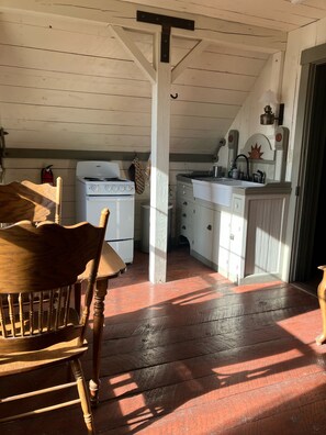 Fridge, microwave, oven, stovetop - Tranquil barn apartment w/ AC in charming Ephraim (Ephraim)