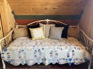 1 bedroom, travel cot, free WiFi, bed sheets - Tranquil barn apartment w/ AC in charming Ephraim (Ephraim)