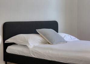 Cuna de viaje, wifi y ropa de cama 
