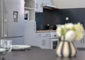 Réfrigérateur, four à micro-ondes, un four, surface de cuisson