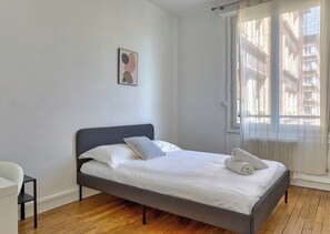 Cuna de viaje, wifi y ropa de cama 