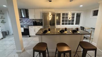 Micro-ondes, four, cafetière/bouilloire, blender