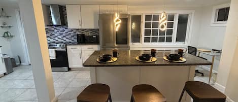 Micro-ondes, four, cafetière/bouilloire, blender