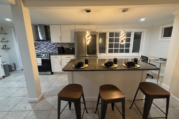 Een microgolfoven, een oven, een koffiezetapparaat/waterkoker