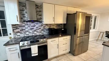 Micro-ondes, four, cafetière/bouilloire, blender