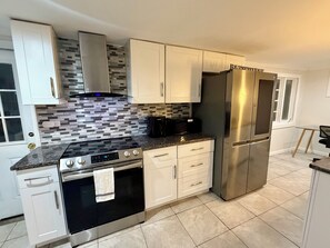 Microondas, horno, cafetera y tetera y licuadora 