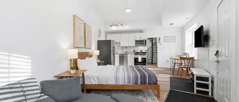 Tabla de planchar con plancha, wifi gratis y ropa de cama