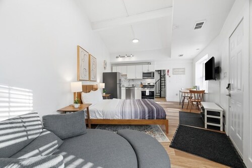 Dormont Pittsburgh 1A Bright and Cozy Studio Apartment With Free  Parking