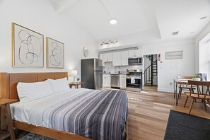 Tabla de planchar con plancha, wifi gratis y ropa de cama 