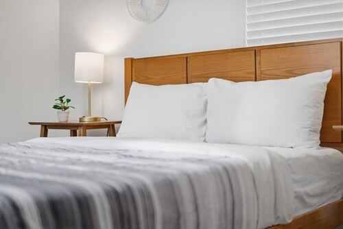 Dormont/Pittsburgh 1B Stylish and Modern 1 Bedroom Apartment  With Free Parking