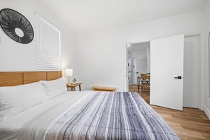 Tabla de planchar con plancha, wifi gratis y ropa de cama 