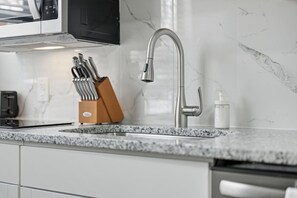 Fridge, microwave, stovetop, dishwasher