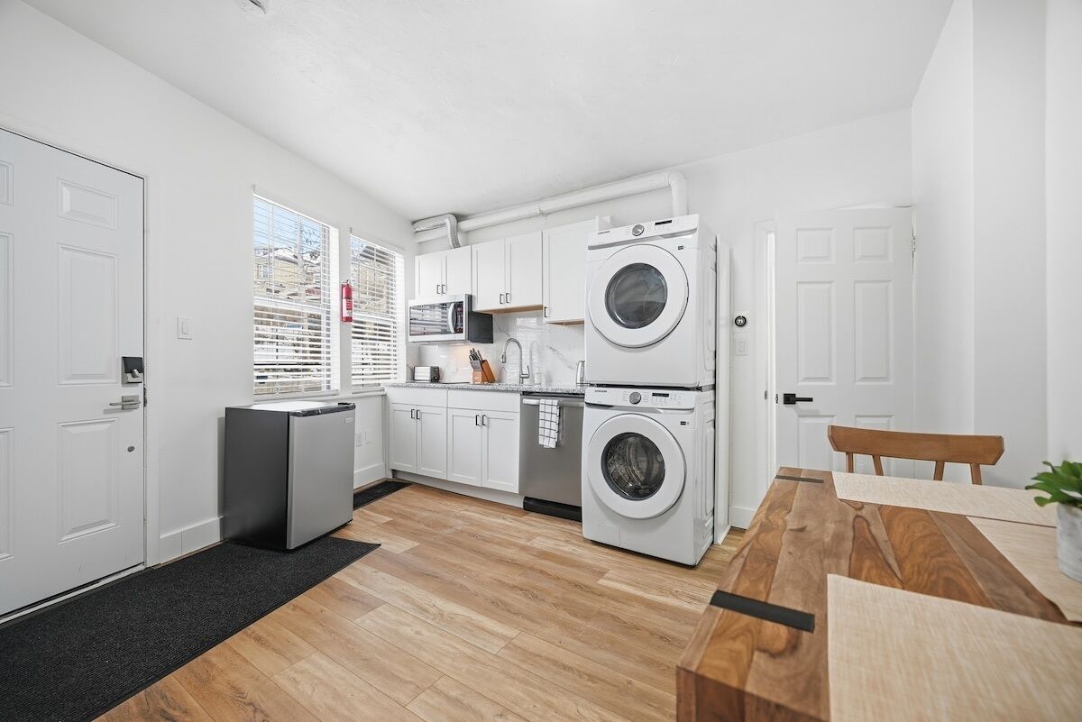 Réfrigérateur, four à micro-ondes, surface de cuisson, lave-vaisselle