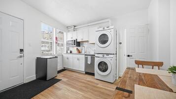 Kylskåp, mikrovågsugn, spishäll och diskmaskin