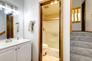 Douche, sèche-cheveux, serviettes fournies, savon