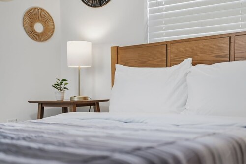 Dormont Pittsburgh 2 Modern and Bright 1Bedroom Apartment  With Free Parking