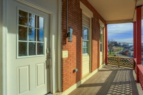 Modern and Stylish Two Bedroom Aapartment in Pittsburgh With Free Street Parking