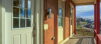 Modern and Stylish Two Bedroom Aapartment in Pittsburgh With Free Street Parking
