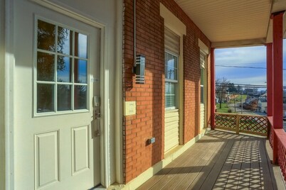 Modern and Stylish Two Bedroom Aapartment in Pittsburgh With Free Street Parking
