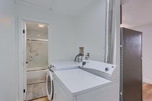 Interior - Modern and Stylish Two Bedroom Aapartment in Pittsburgh With Free Street Parking (Pittsburgh)