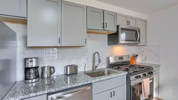 Geladeira, micro-ondas, fogão, cooktop