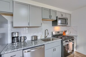 Fridge, microwave, oven, stovetop - Modern and Stylish Two Bedroom Aapartment in Pittsburgh With Free Street Parking (Pittsburgh)