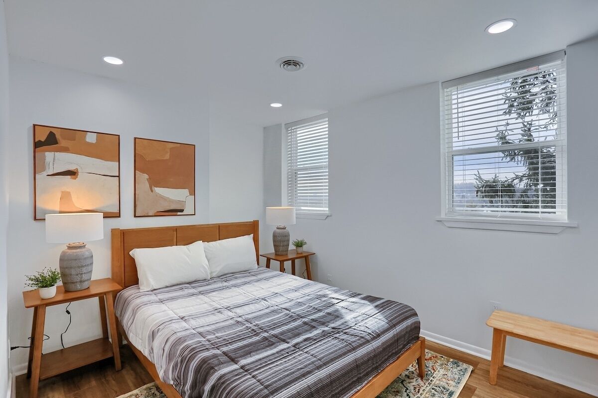 Tabla de planchar con plancha, wifi gratis, ropa de cama