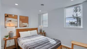 Tabla de planchar con plancha, wifi gratis, ropa de cama