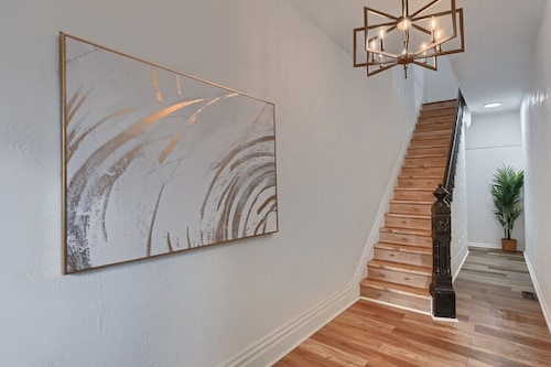 Spacious and Modern Three Bedroom Apartment in Pittsburgh, Free Street Parking