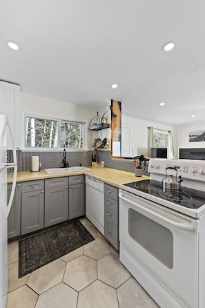 Microwave, oven, stovetop, dishwasher - The Sisters’ House (Georgetown)