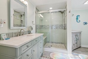 Shower, hair dryer, towels, shampoo - Private Pool Retreat, Resort-Style Backyard, Family-Friendly Escape (Bradenton)