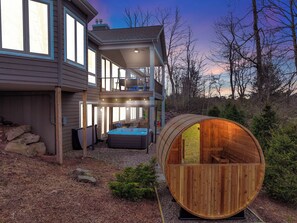 Outdoor spa tub - Sundrift Escape ~ 6BR Luxury Retreat ~ Hot Tub/Sauna/Game Room/Arcade/Golf Cart (Lake Harmony)