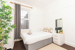 2 habitaciones, tabla de planchar con plancha, wifi y ropa de cama
