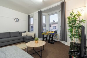 Living area - Cottage Flat with Games Table, Parking & Near Tube (London)