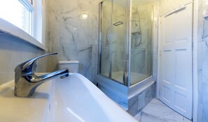 Shower, hair dryer, towels, soap - Cottage Flat with Games Table, Parking & Near Tube (London)