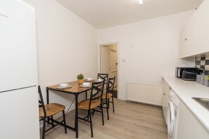 Dining - Cottage Flat with Games Table, Parking & Near Tube (London)