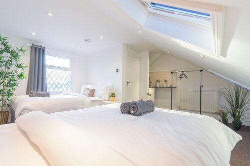 Cottage Flat with Games Table, Parking & Near Tube
